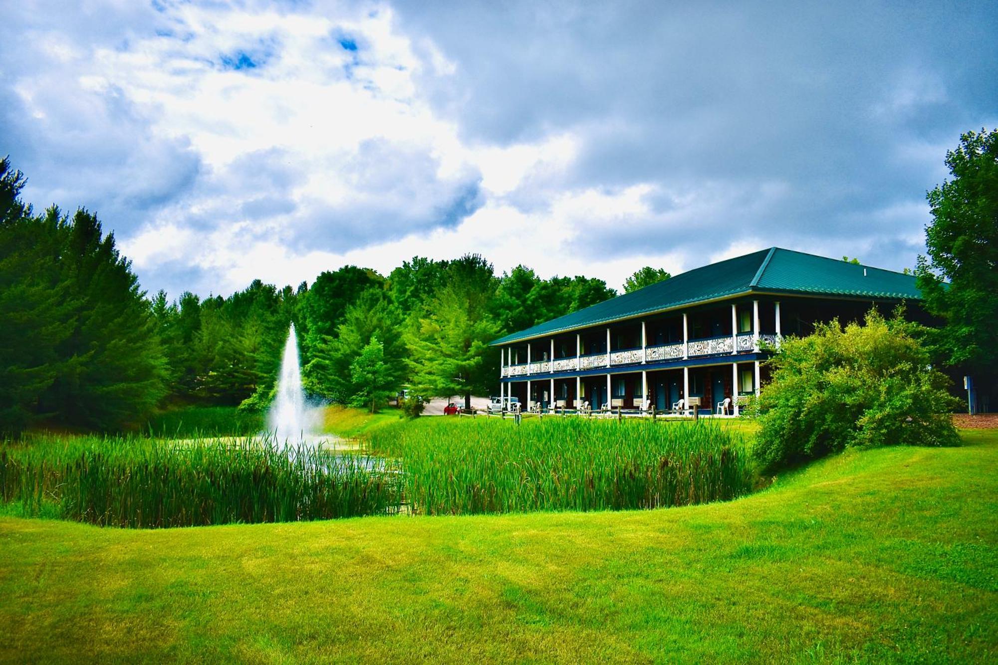 4 Season Fun At Legend Cottage Inn Bellaire ภายนอก รูปภาพ